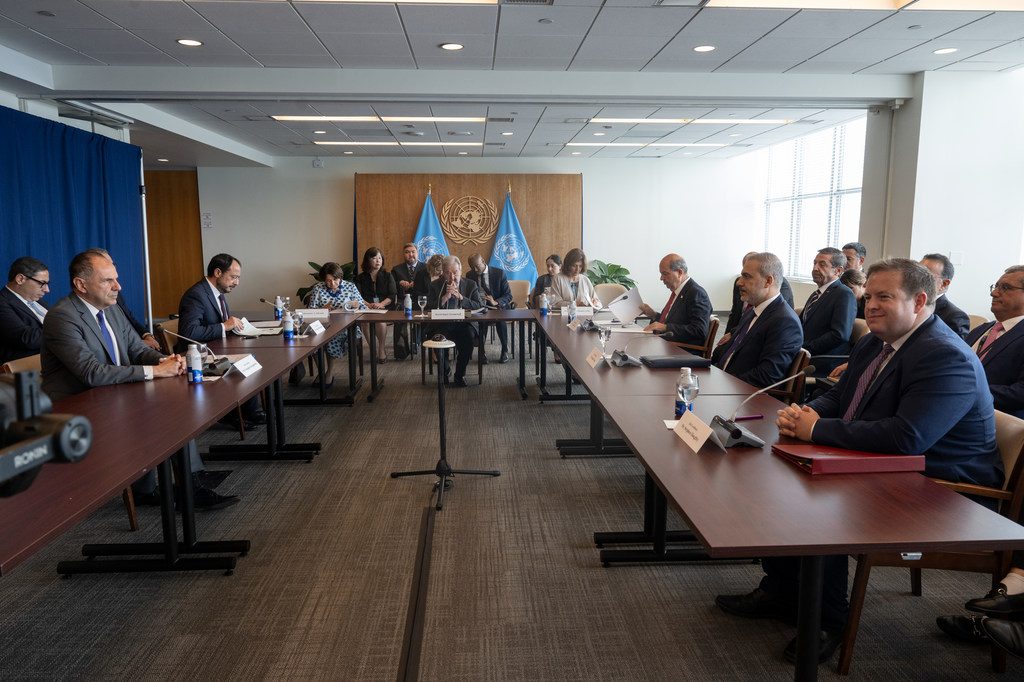 António Guterres (au centre) lors d'une réunion informelle sur Chypre, à New York. De gauche à droite : Georgios Gerapetritis, ministre grec des affaires étrangères ; Nikos Christodoulides, leader chypriote grec ; Romarin DiCarlo ; María Angela Holguín Cuéllar ; Ersin Tatar, leader chypriote turc ; Hakan Fidan, ministre turc des affaires étrangères ; et Stephen Doughty, ministre d'État chargé de l'Europe, Royaume-Uni.